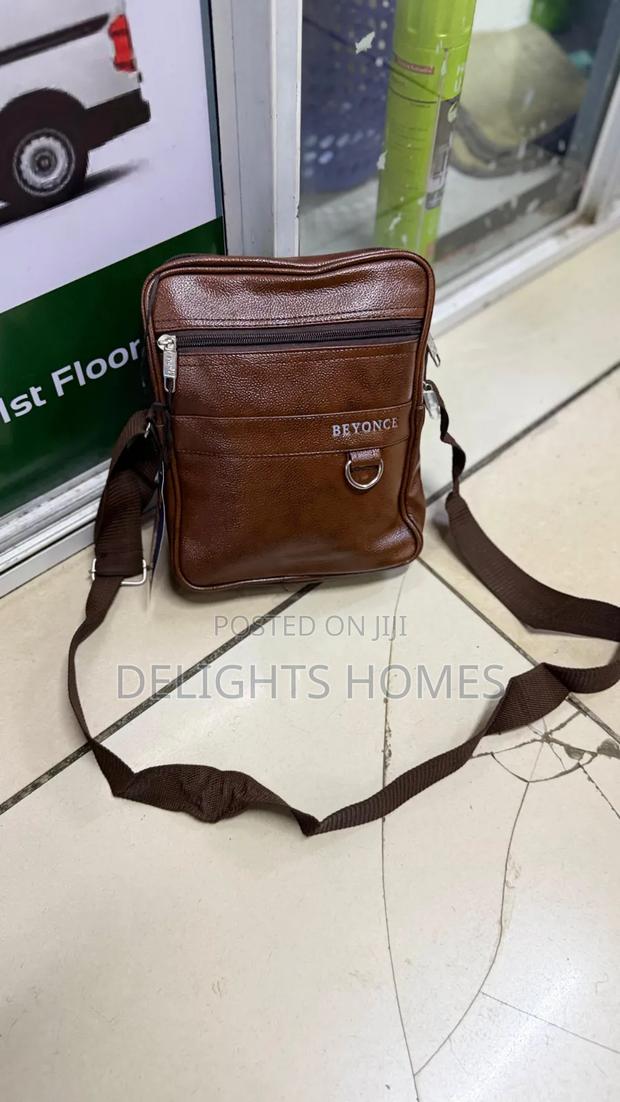 Compact Side Bag With Multiple Zip Compartments_yu - thumbnail 2