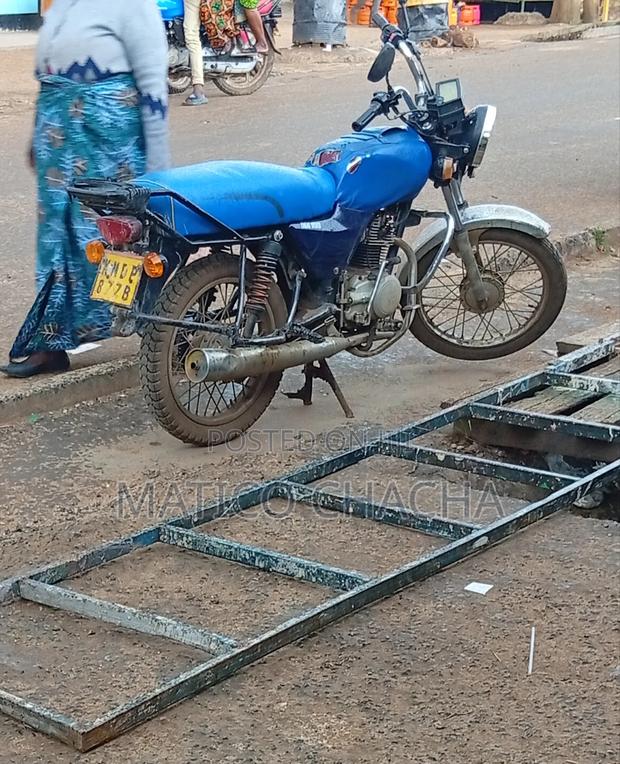Bajaj Boxer 100 2022 Red