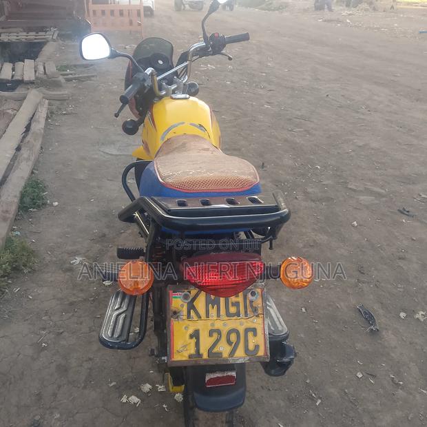 Bajaj Boxer 125 2025 Yellow