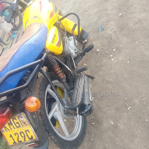 Bajaj Boxer 125 2025 Yellow - thumbnail 3
