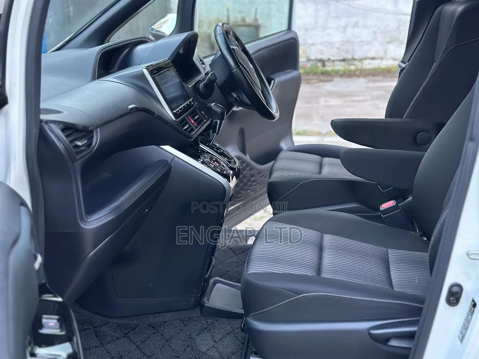 Toyota Voxy 2018 Pearl