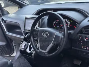 Toyota Voxy 2018 Pearl