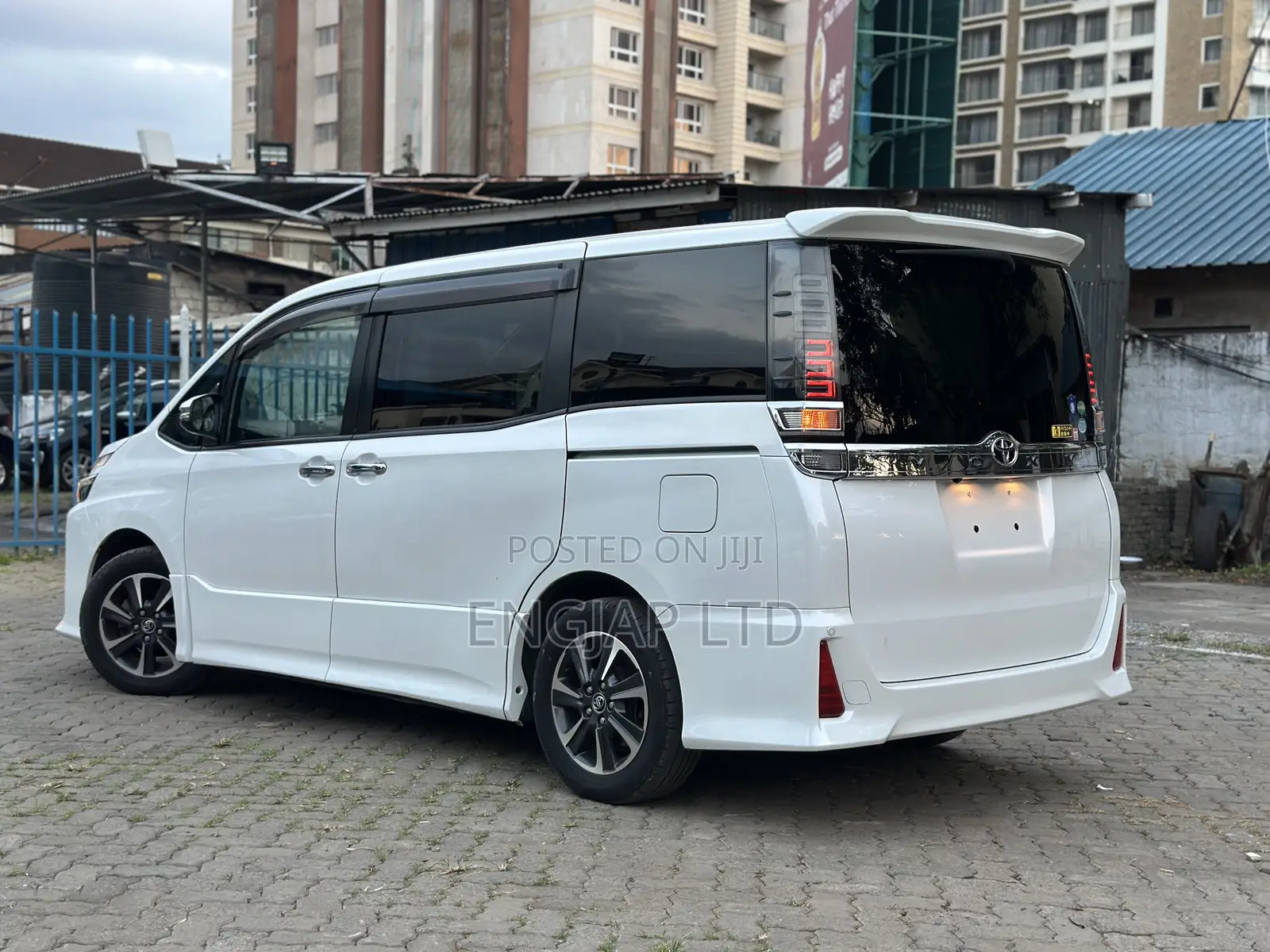 Toyota Voxy 2018 Pearl