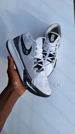 Basketball Shoe [Kyrie Flytrap 6]