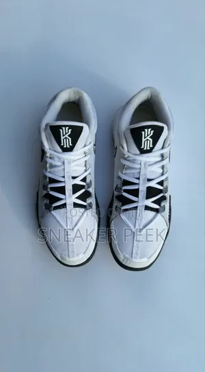 Basketball Shoe [Kyrie Flytrap 6]
