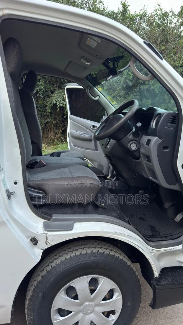 Nissan Caravan (Urvan) 2014 White - thumbnail 9