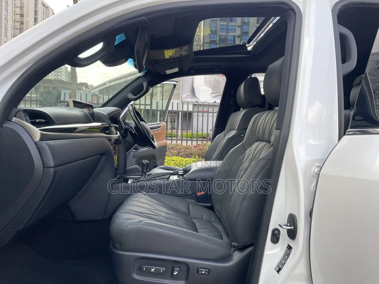 Lexus LX 570 AWD 2020 White