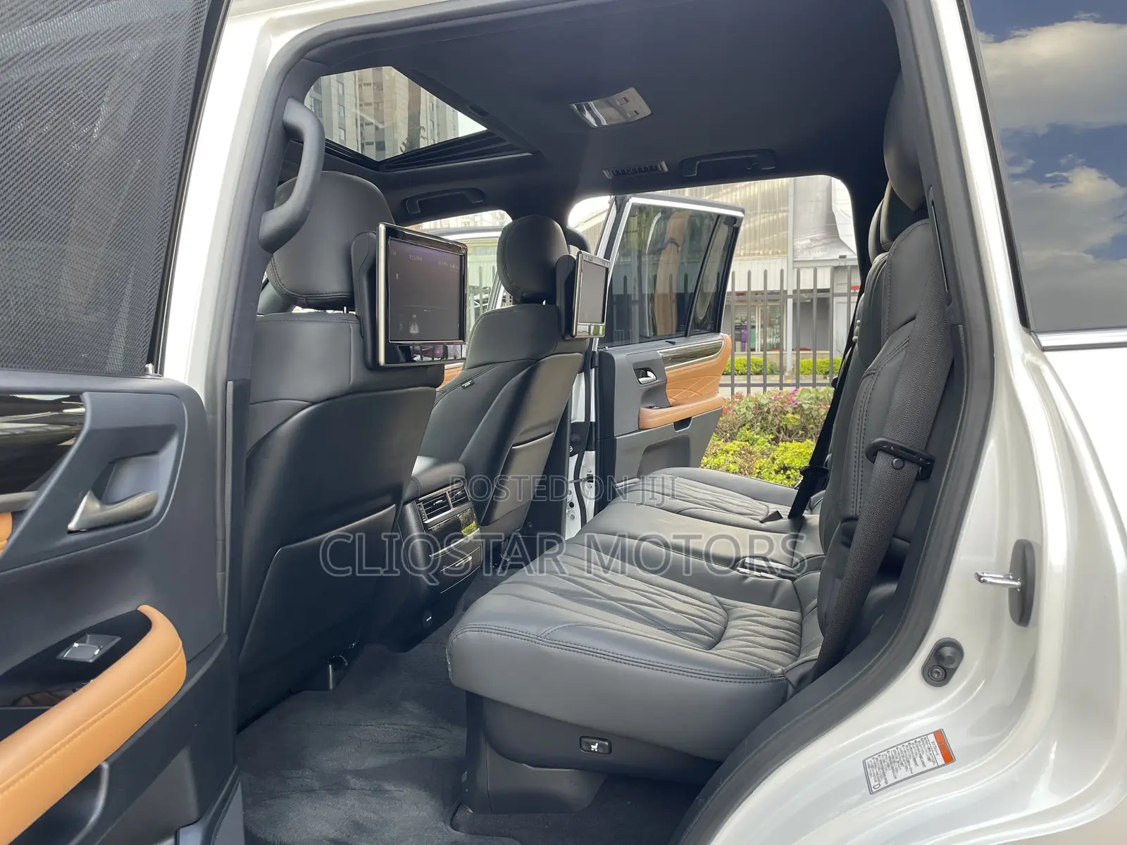 Lexus LX 570 AWD 2020 White
