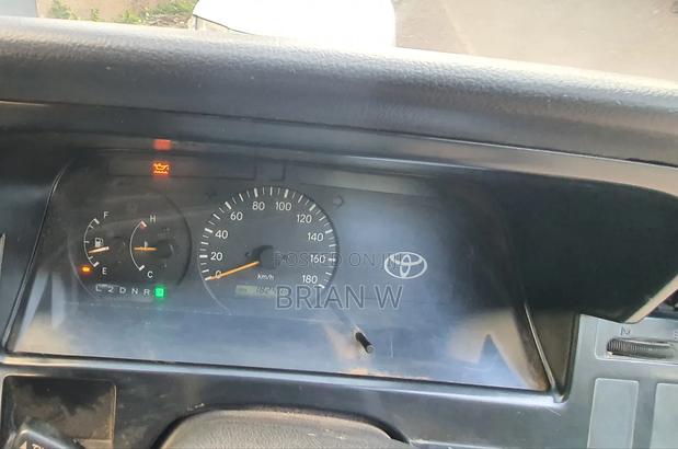 Toyota HiAce 2004 White - thumbnail 4