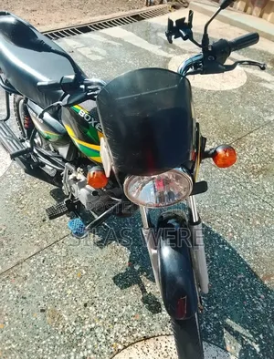 Bajaj Boxer 125 2024 Yellow