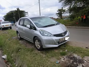 Toyota Vitz 2012 Silver