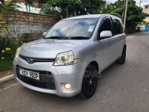 Toyota Sienta 2013 Silver