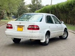 Toyota Corolla 2000 White