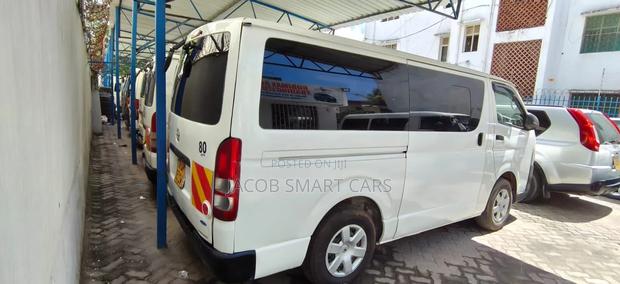 Toyota HiAce 2017 White - thumbnail 3
