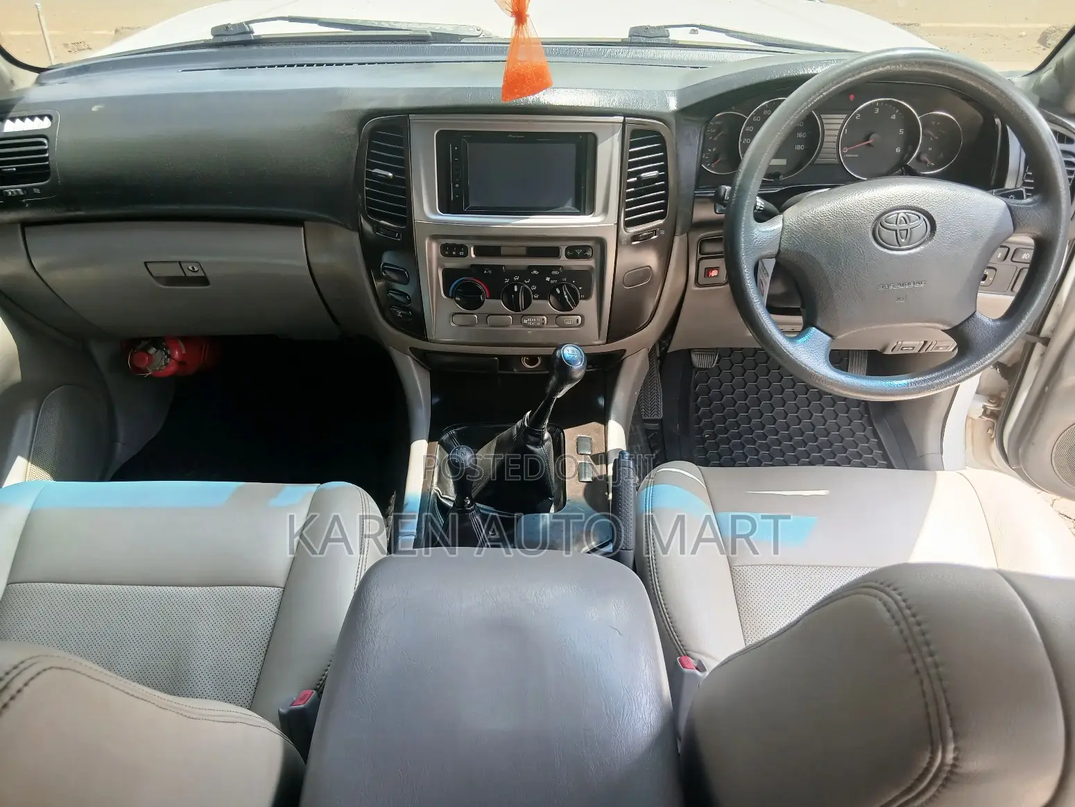 Toyota Land Cruiser 2000 White