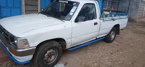 Toyota Hilux 2002 White