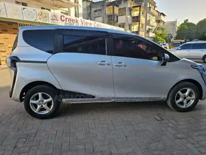 Toyota Sienta 2017 Silver