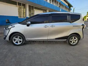 Toyota Sienta 2017 Silver