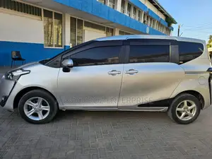 Toyota Sienta 2017 Silver