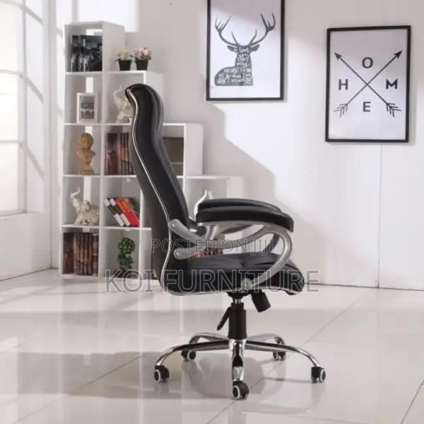 Office Chair: Commanding Directors Office Swivel Chair - thumbnail 2