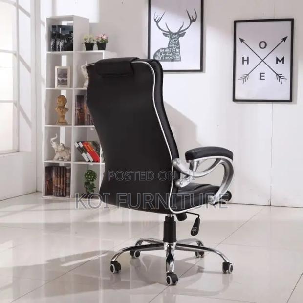 Office Chair: Commanding Directors Office Swivel Chair - thumbnail 4