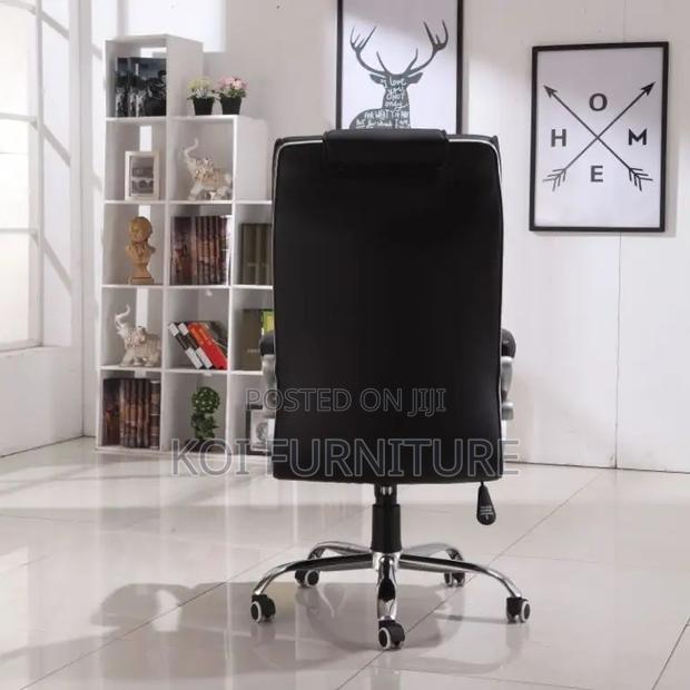 Office Chair: Commanding Directors Office Swivel Chair - thumbnail 5