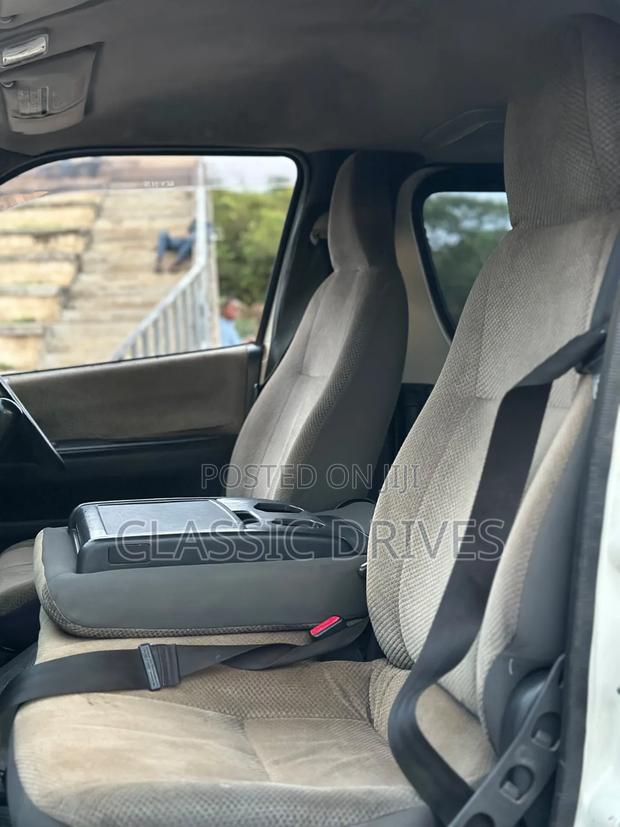 Toyota HiAce 2012 Grey - thumbnail 13