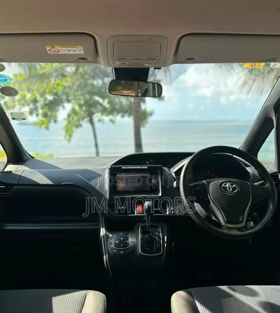 Toyota Voxy 2019 Off white