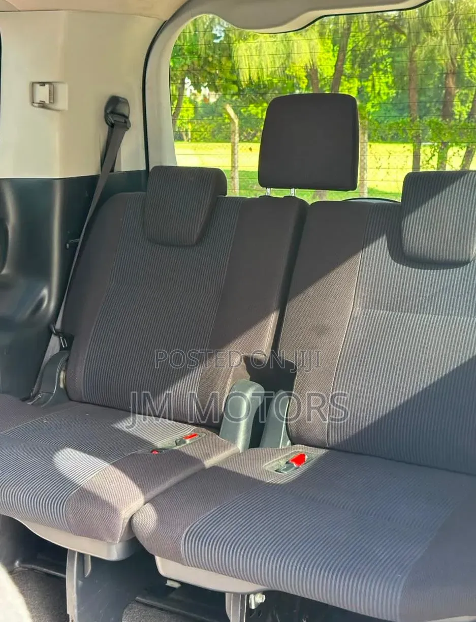 Toyota Voxy 2019 Off white