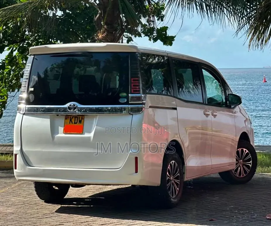 Toyota Voxy 2019 Off white