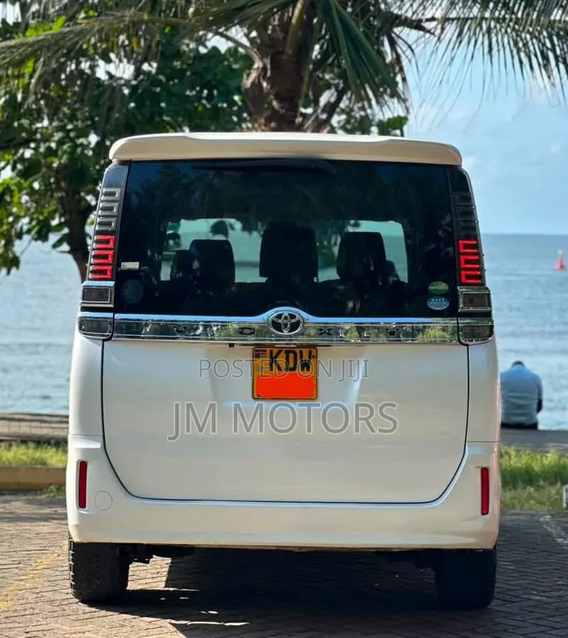 Toyota Voxy 2019 Off white