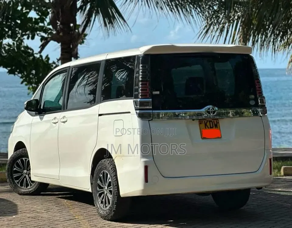 Toyota Voxy 2019 Off white