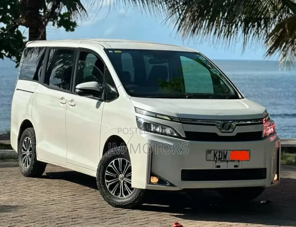 Toyota Voxy 2019 Off white