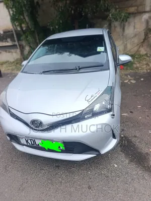Toyota Vitz 2015 Silver