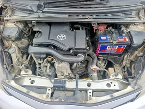 Toyota Vitz 2016 Silver