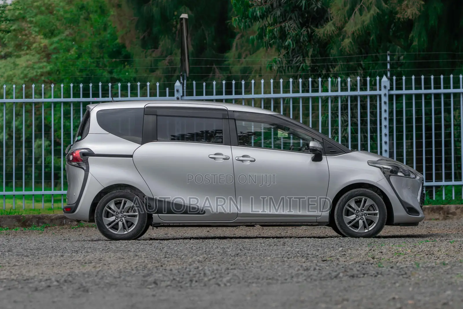 Toyota Sienta 2019 Silver