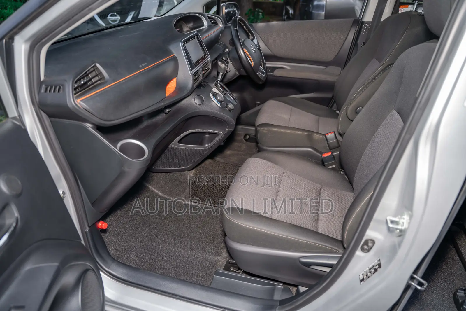 Toyota Sienta 2019 Silver
