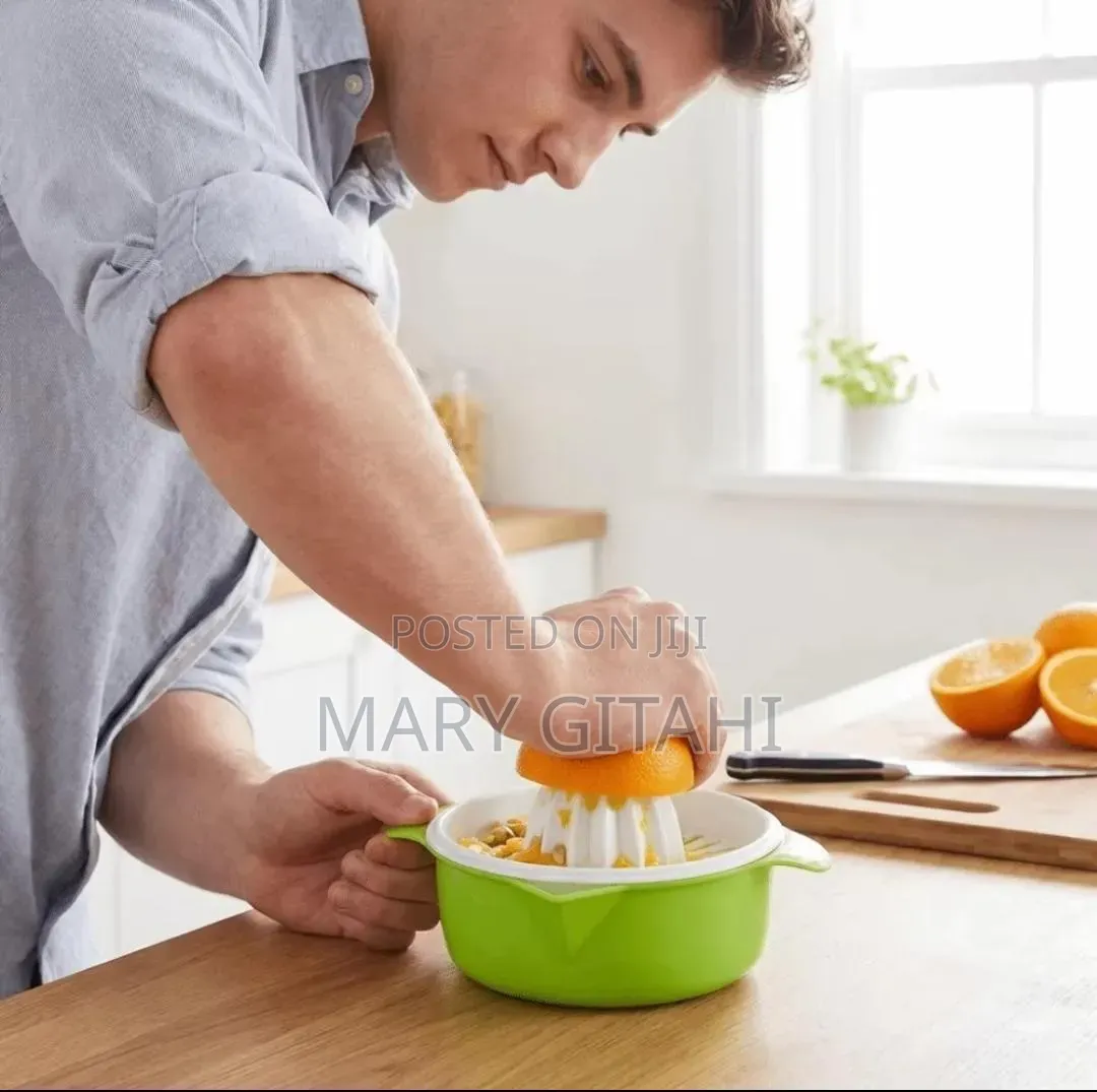 Plastic Manual Portable Citrus Juicer*