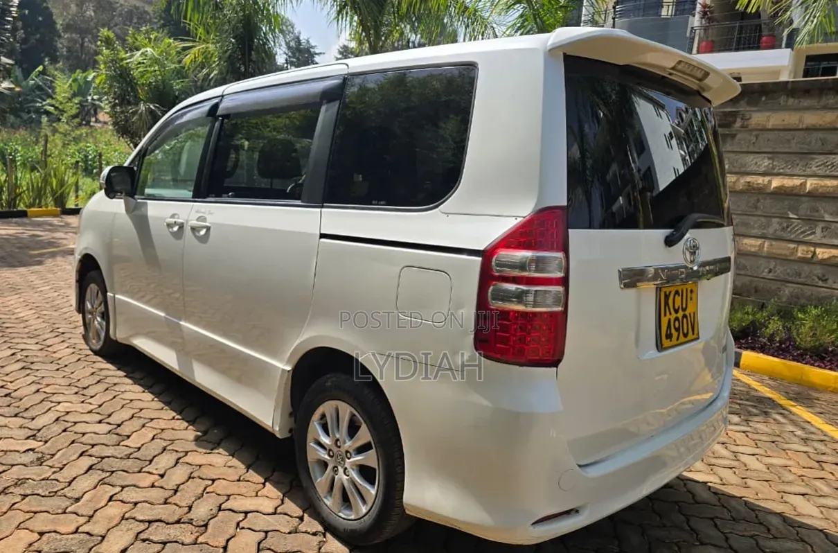 Toyota Noah 2012 White