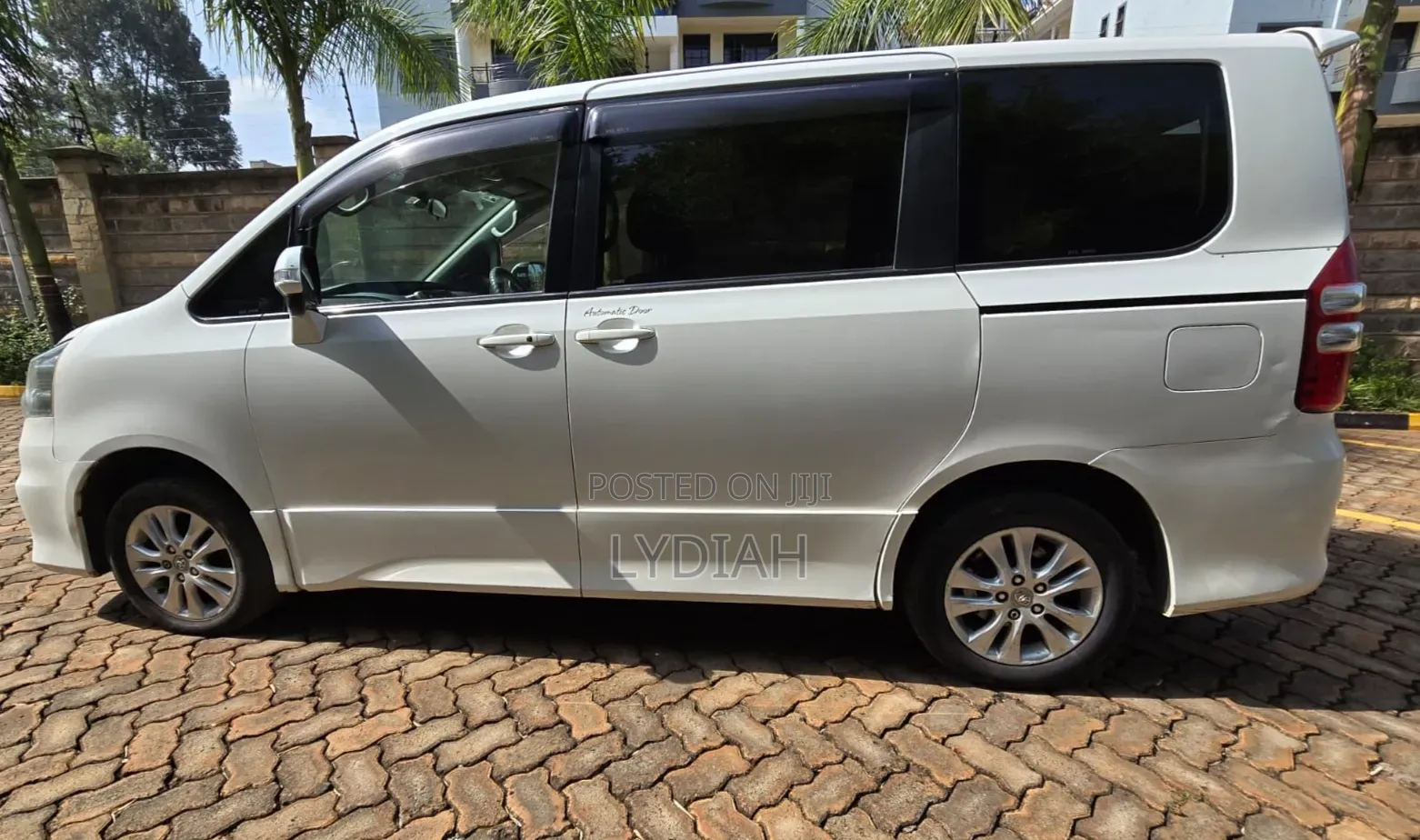 Toyota Noah 2012 White