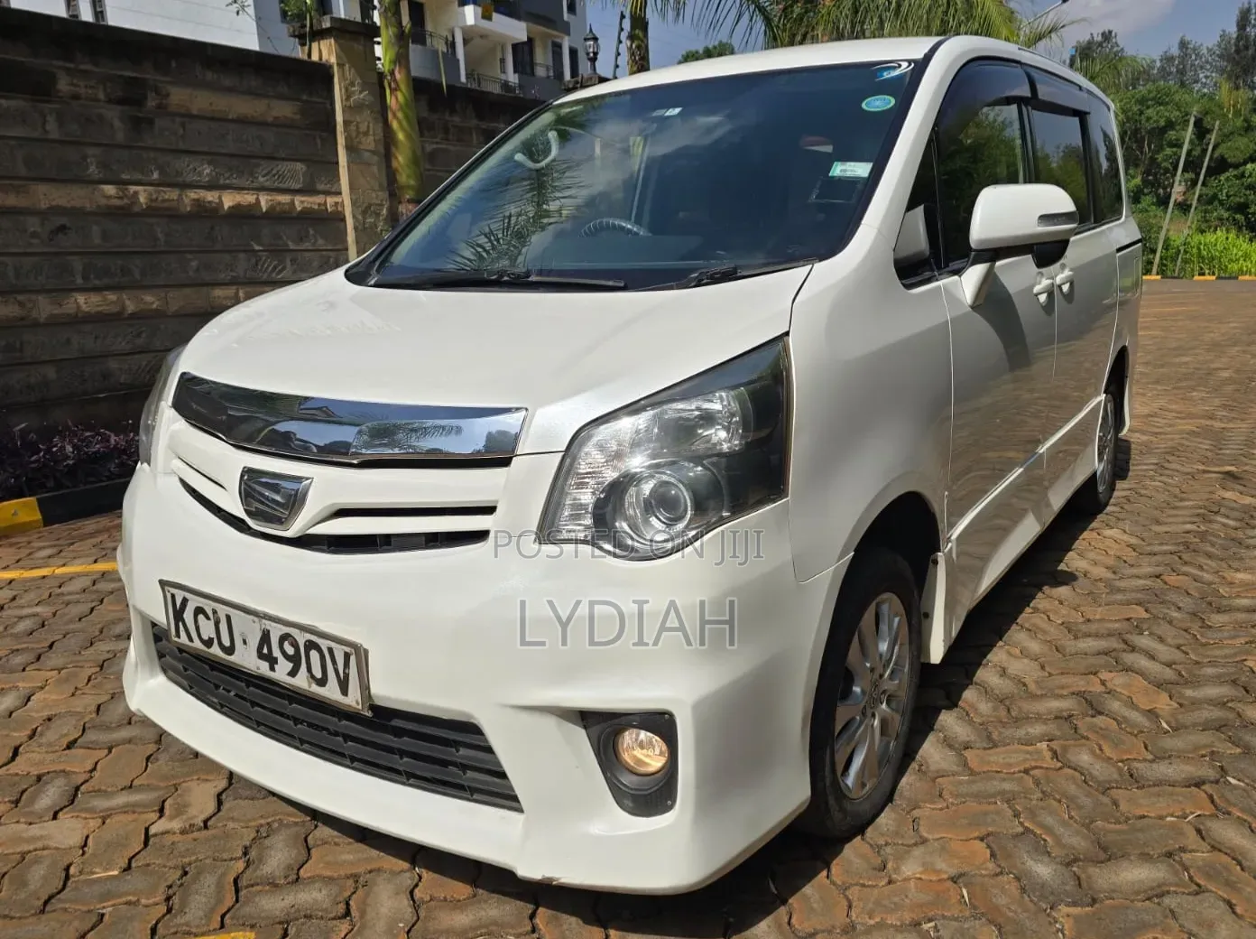 Toyota Noah 2012 White