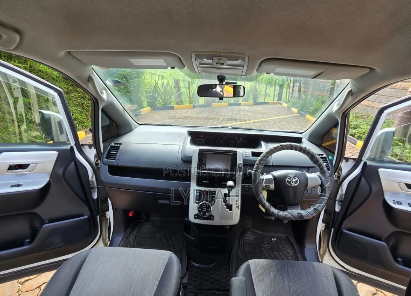 Toyota Noah 2012 White