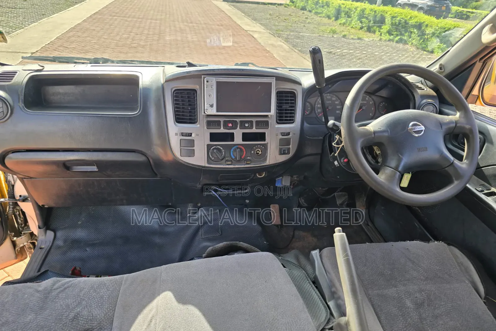 Nissan Caravan (Urvan) 2010 Yellow