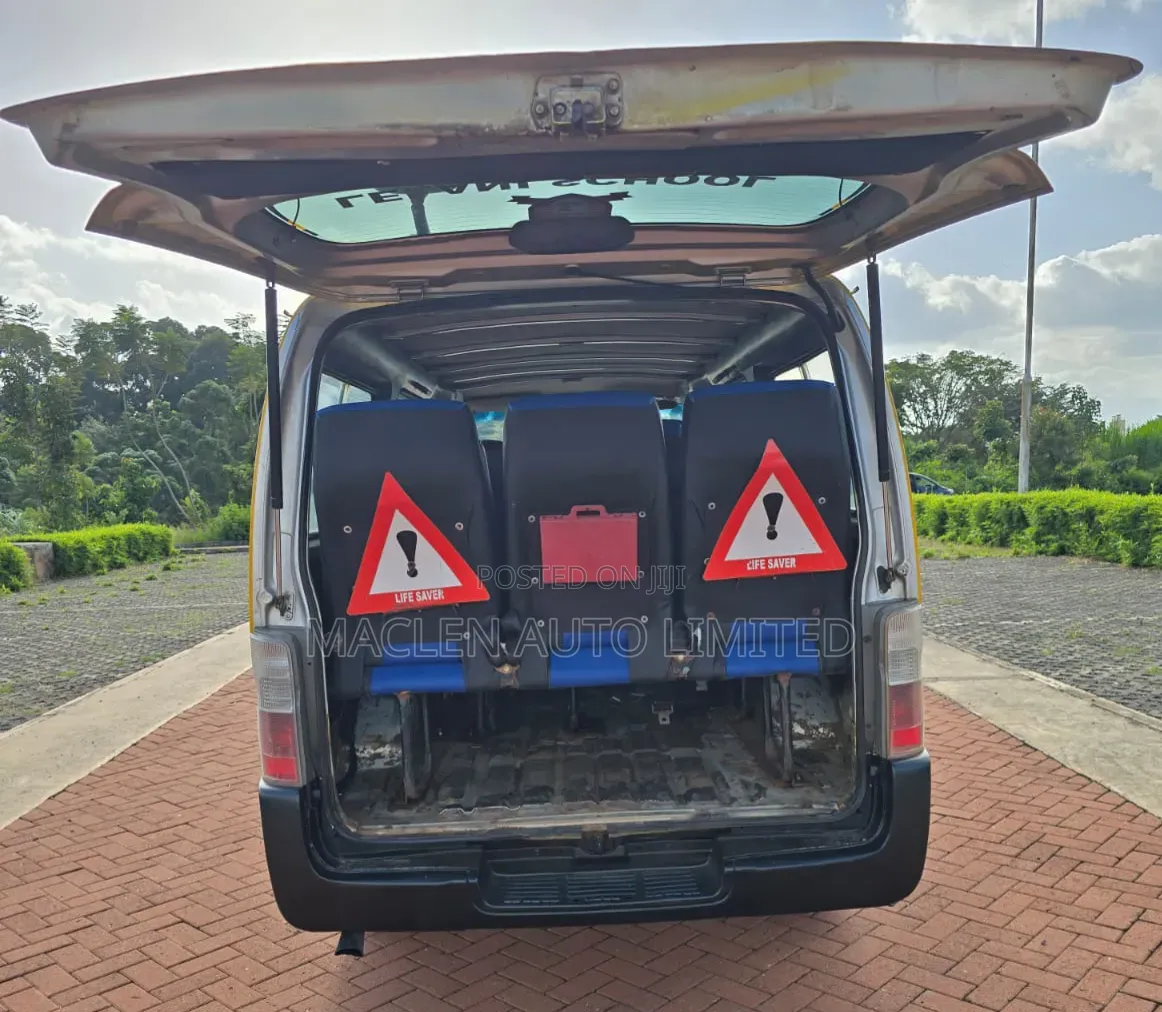 Nissan Caravan (Urvan) 2010 Yellow