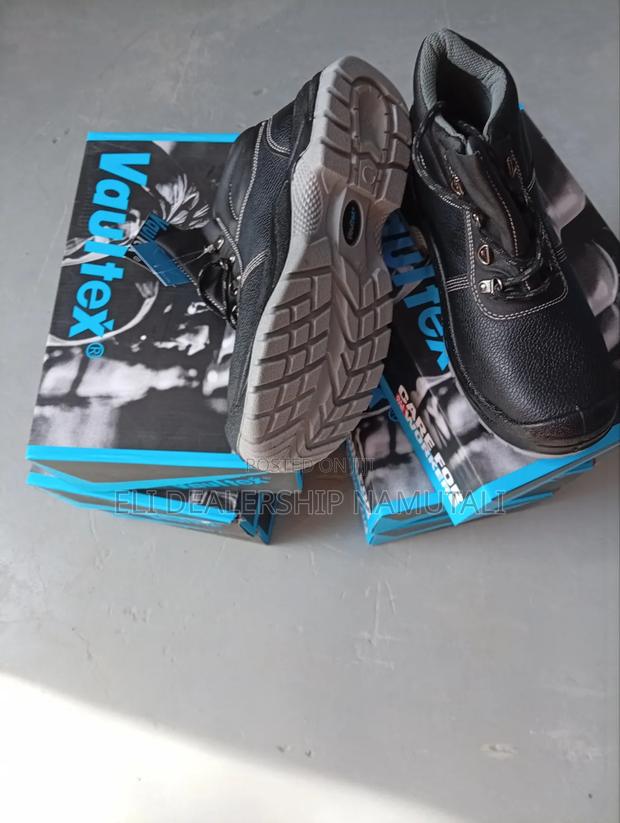 Professional Safety Shoes For Construction And Industrial Use