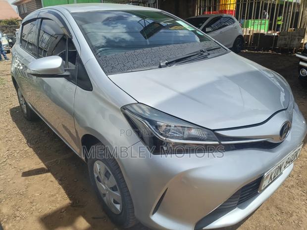 Toyota Vitz 2015 Silver - thumbnail 3