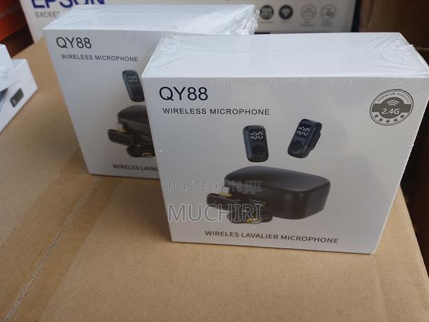 Qy88 Wireless Microphone System With a Portable Charging Case
