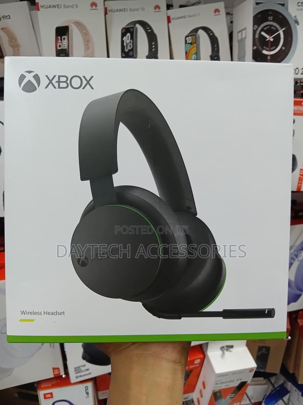 Xbox Wireless Headset in Black - thumbnail 2