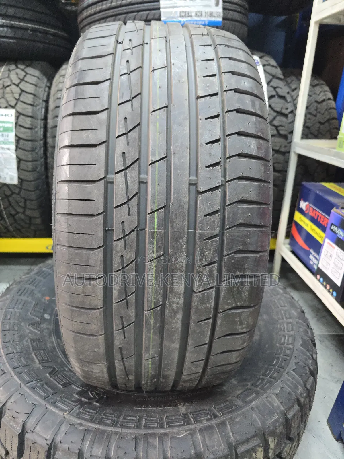 275/40r20 Accelera Tire