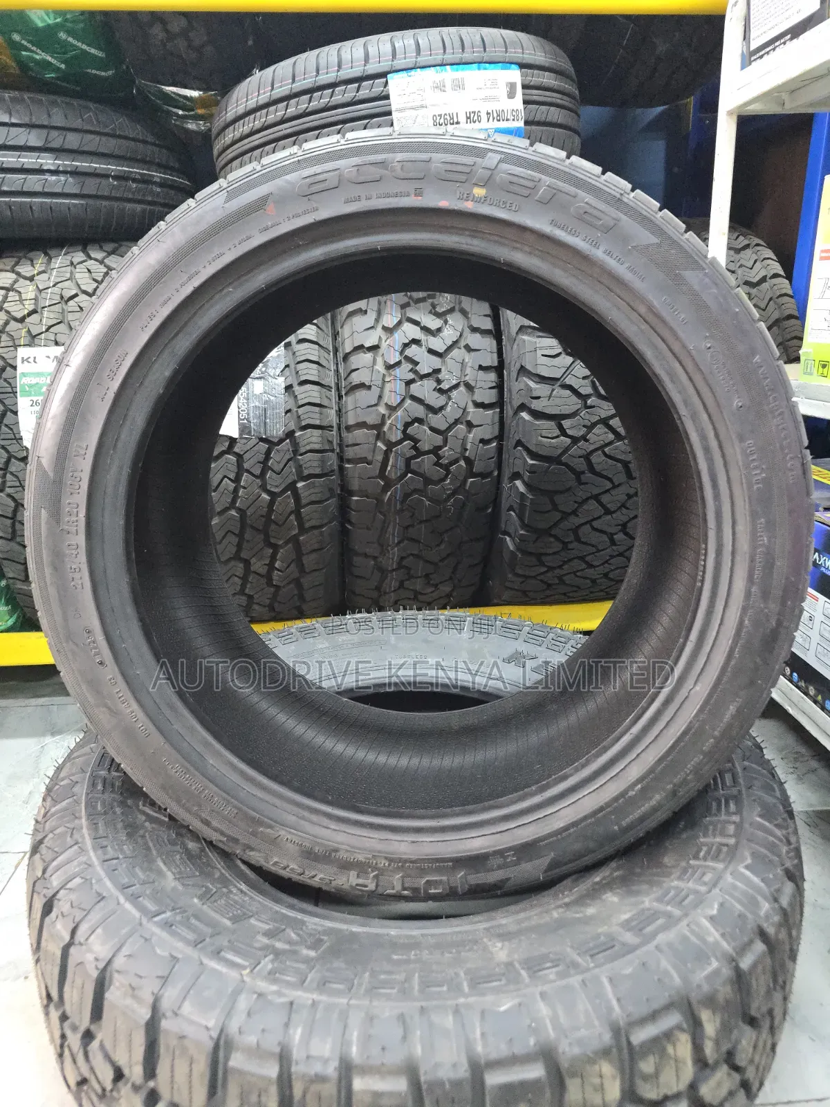 275/40r20 Accelera Tire